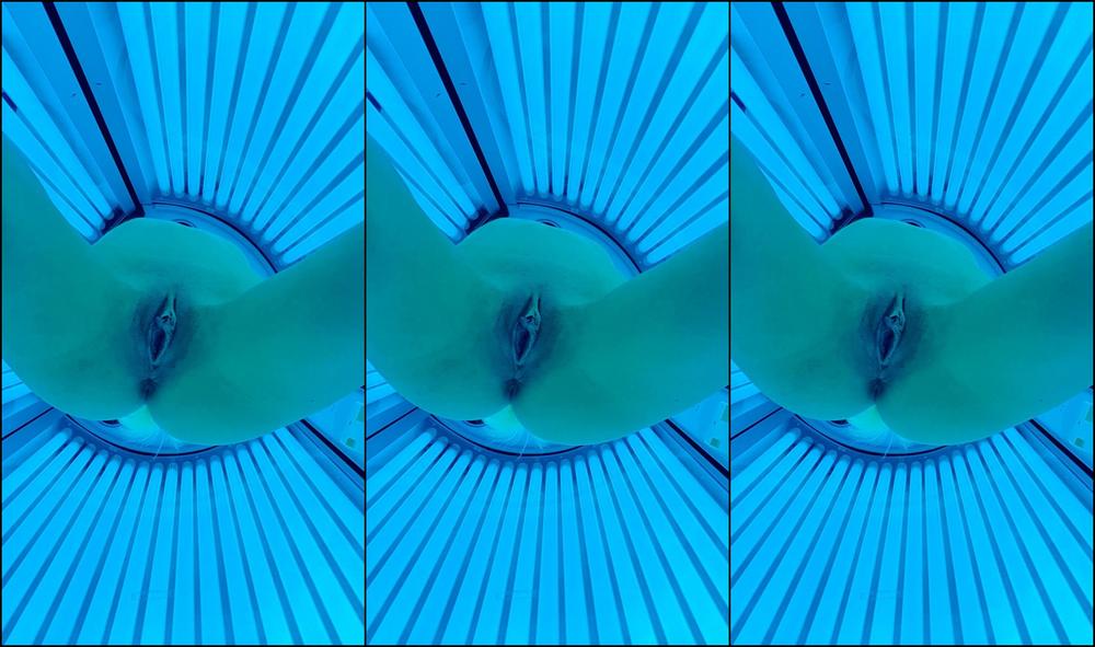 Aprilpaisleyofficial Mini Clip Of Me Playing With My Arse And Pussy Whist In The Standing Sun Bed