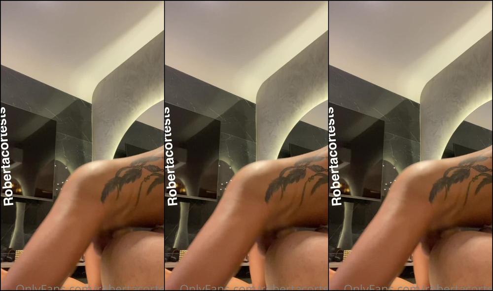 robertacortes-11-10-2020-1056778602-whow-u-think-about-be-ducks-fucked-from-me-like-this-whit-a-deep-french-kiss-when-u-fell