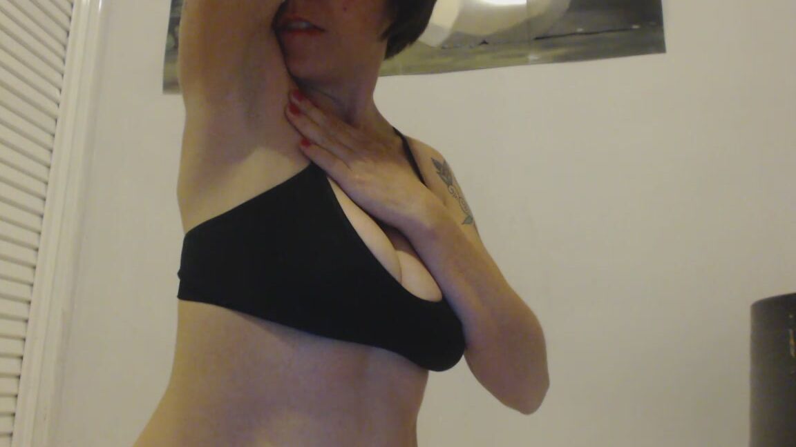 Iris Sadeyes Licking Armpits