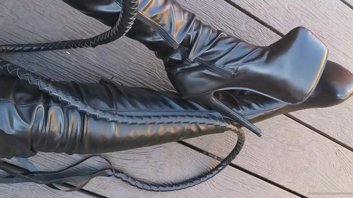Miss Evie Lock Nicknamed Missevielock Onlyfans Mmm I Could Do So Much Hot Damage To You In These Boots The