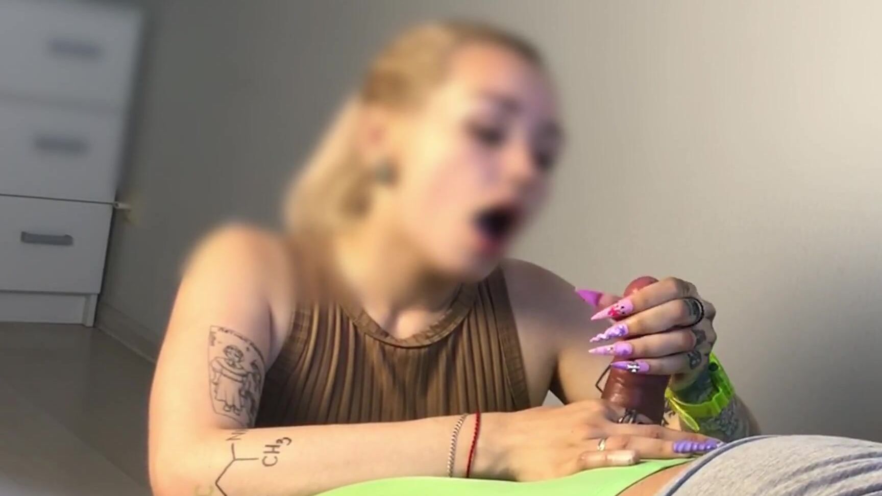 Горячая Девушка С Длинными Ногтями Делает Интенсивную Мастурбацию Pornhub Com