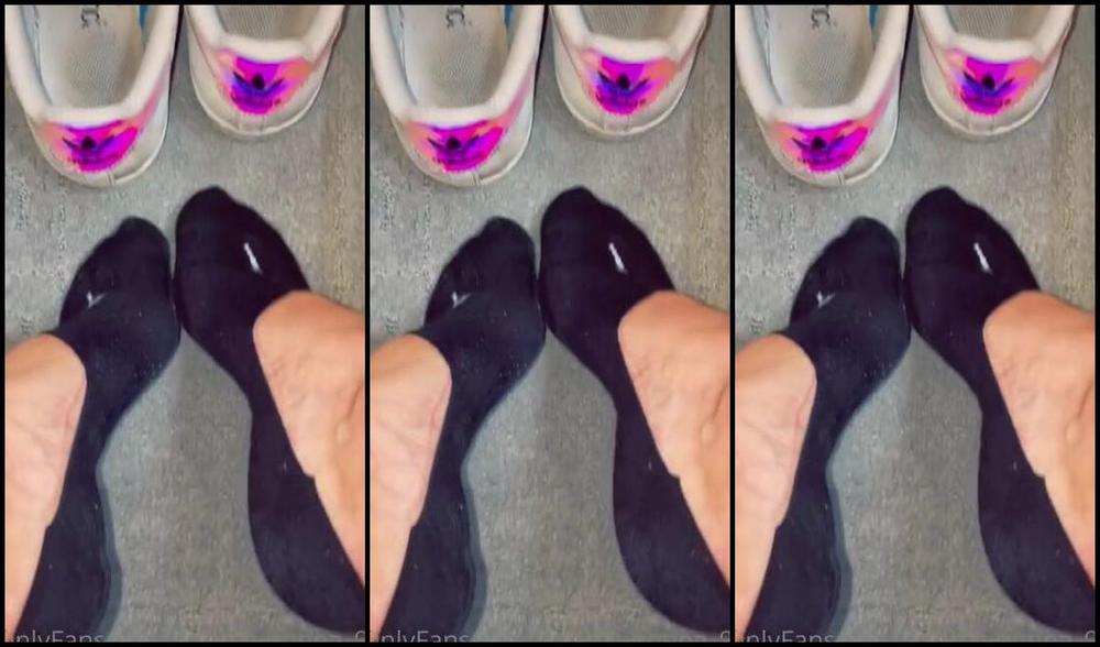 Goddessmona 91 Onlyfans Auch Meine Fe Mssen Leider Gewaschen Werden Aber Sptestens In Einer Stunde Riechen Sie Wiederp