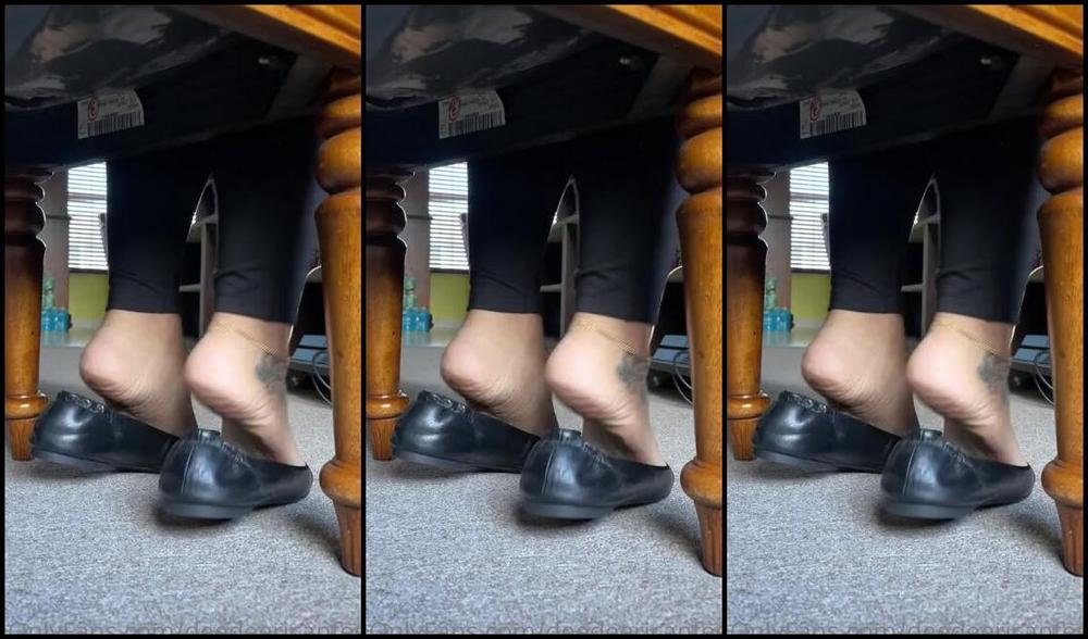 Deedeericanfeet Onlyfans As Requested Under The Chair Flats Tease