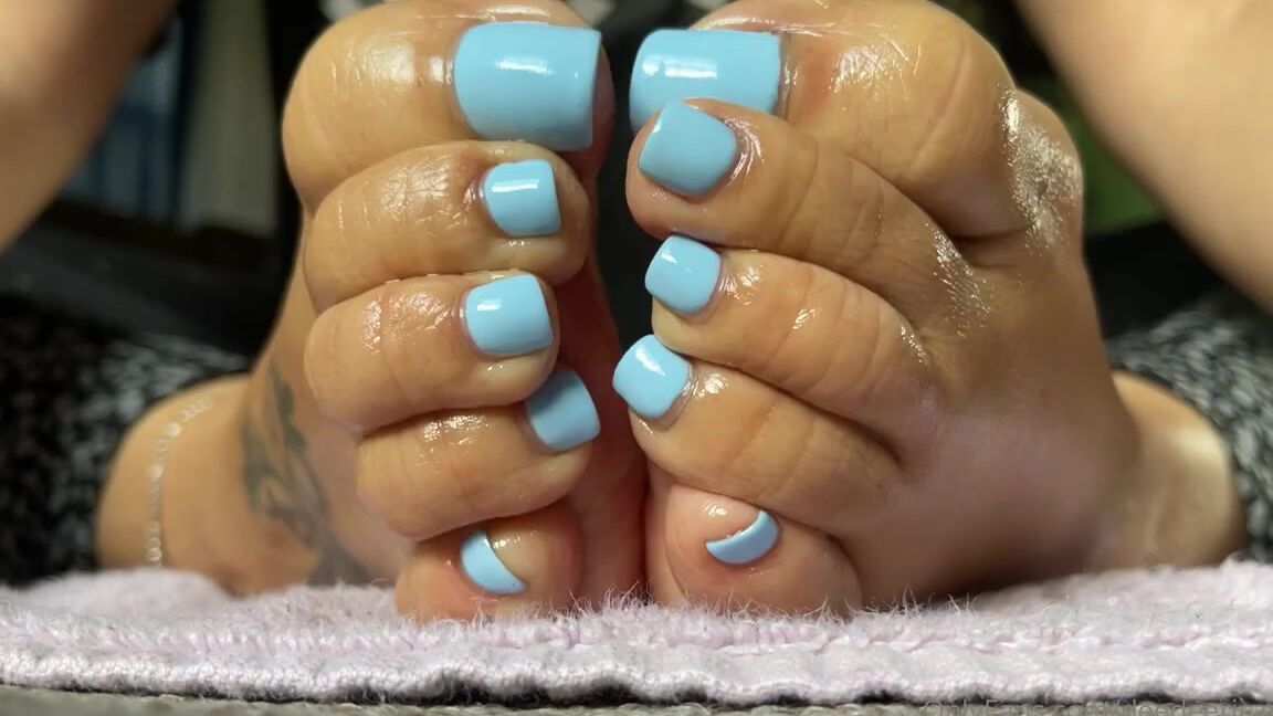 Deedeericanfeet Onlyfans Hi There As Requested Closeups Of These Pretty Blue Oily Toenails In Wide Angle View