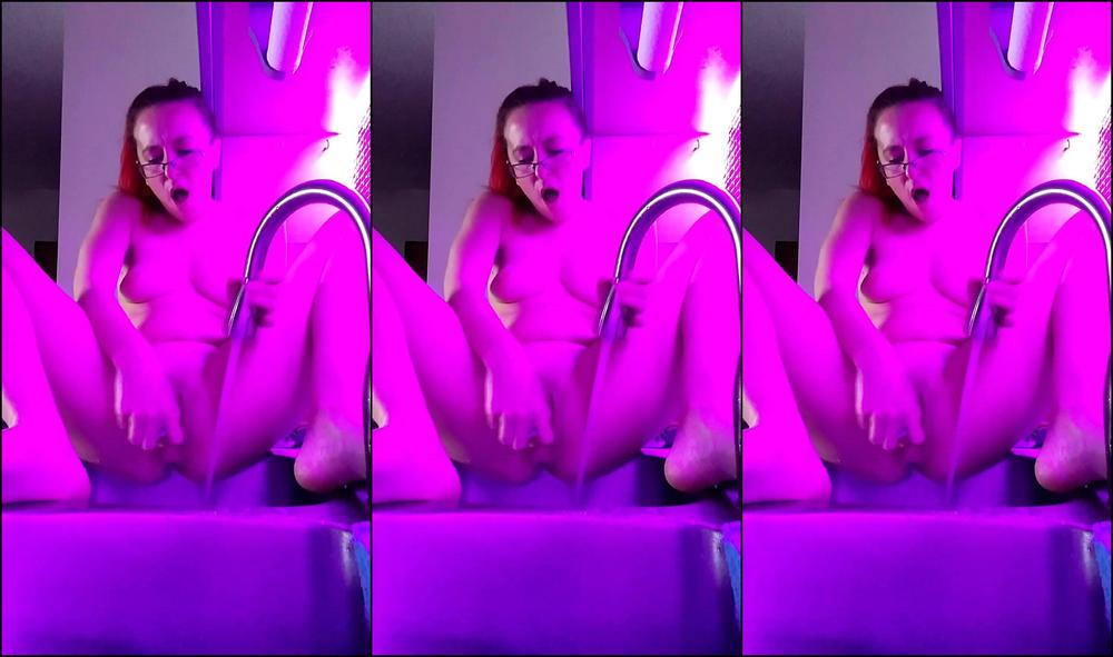 Kinkykatlive Doing Dishes Gets Me Wet