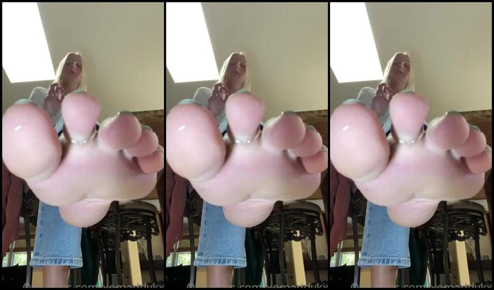 Goddess Kaylee Aka Xomaddykxo Onlyfans Worship My Stinky Feet Foot Freak Don T Forget To Make These Converse Spotlessp