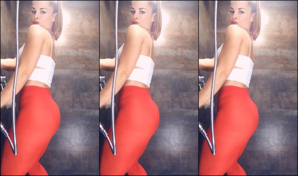 Candycurvesofficial Come To Have A Shower With Me Ven A Ducharte Conmigo