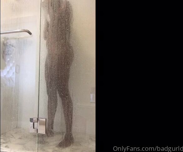 Badgurldnay Shower Peak Show