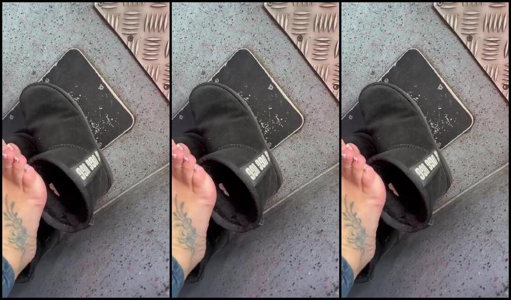 Footsiegalore 03 18 2025 Onlyfans Video Whoops I Forgot To Socks Sweaty Bare Feet In My Uggs Thought I Would Give 8Lf