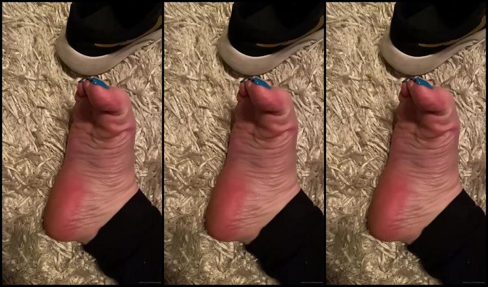 Caroline Aka Feetsiecakes Onlyfans Sweaty Feet Headed For The Tub And These Dirty Socks Are Headed For A New Home