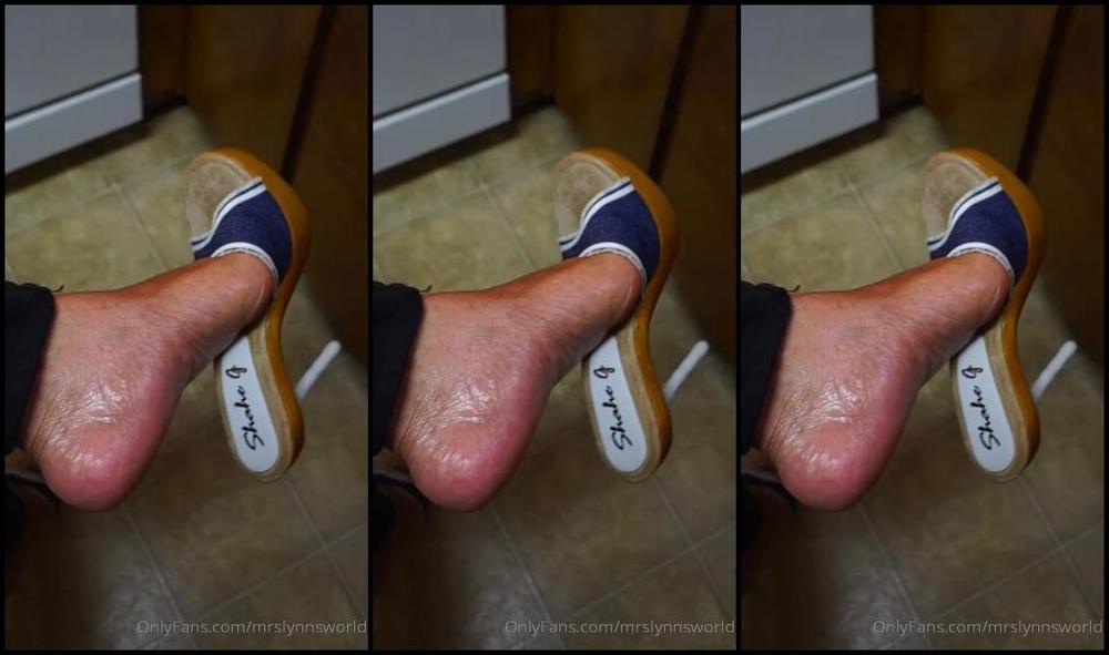 Auntie Lynn Nicknamed Mrslynnsworld Onlyfans Who Wants Some Shoe Dangling