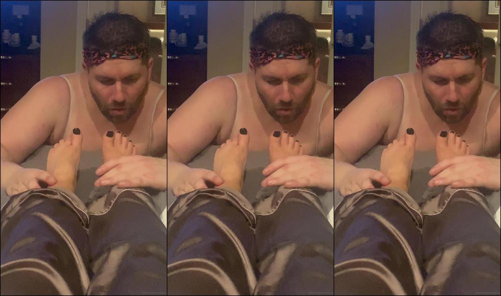 Missroxanarae Sissy Rubbing My Feet Afte