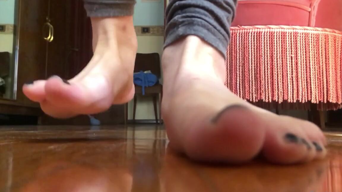 Giantess Elixs Nicknamed Giantesselixs 04 13 2021 Onlyfans Video I Spotted A Tiny In My Bedroom