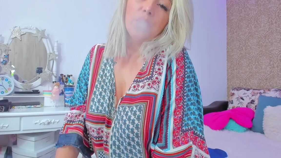 Deea Diamond Nicknamed Deeadiamond Onlyfans Smoke With Me Live On Wwwdeea Diamondcom Onlyfanscomdeeadiamond