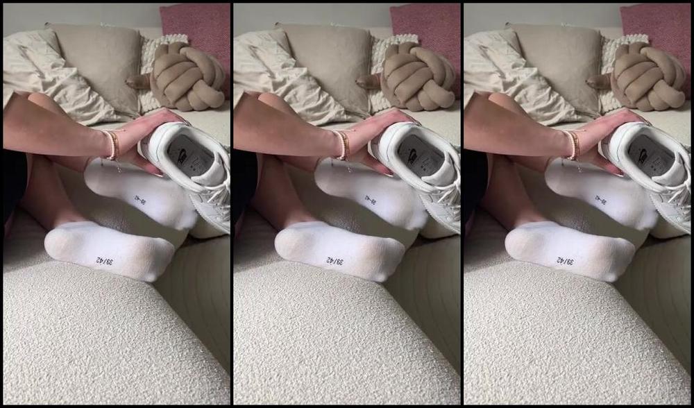 Letty Blondie Nicknamed Yourbest Blondie 07 31 2025 Onlyfans Video Suns Out Shoes Off After A Long Walk In My Worn Air Force And Tight Socks