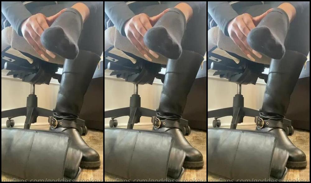 Goddess Smokey Nicknamed Goddesssmokeyyy Onlyfans Who Loves Feet Fresh Out Some Socks And Boots