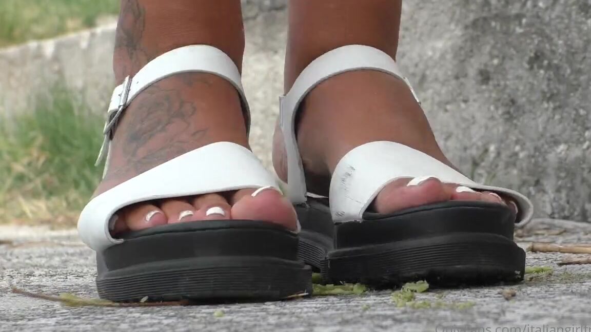 Italian Girlfriend Nicknamed Italiangirlfriend 07 13 2022 Onlyfans Video Sticky Grass Plants Smashed With Sandals