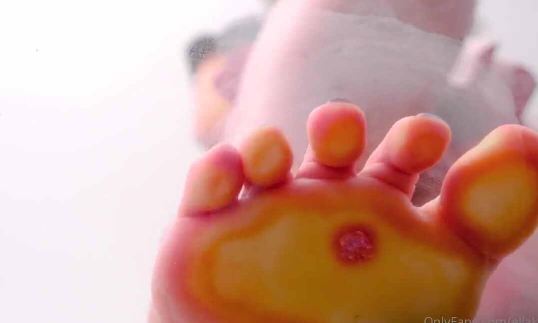 Giantess Ella Nicknamed Giantessella 07 01 2022 Onlyfans Video Would You Let Me Step On You If You Would Be Ant Size I Really Love That