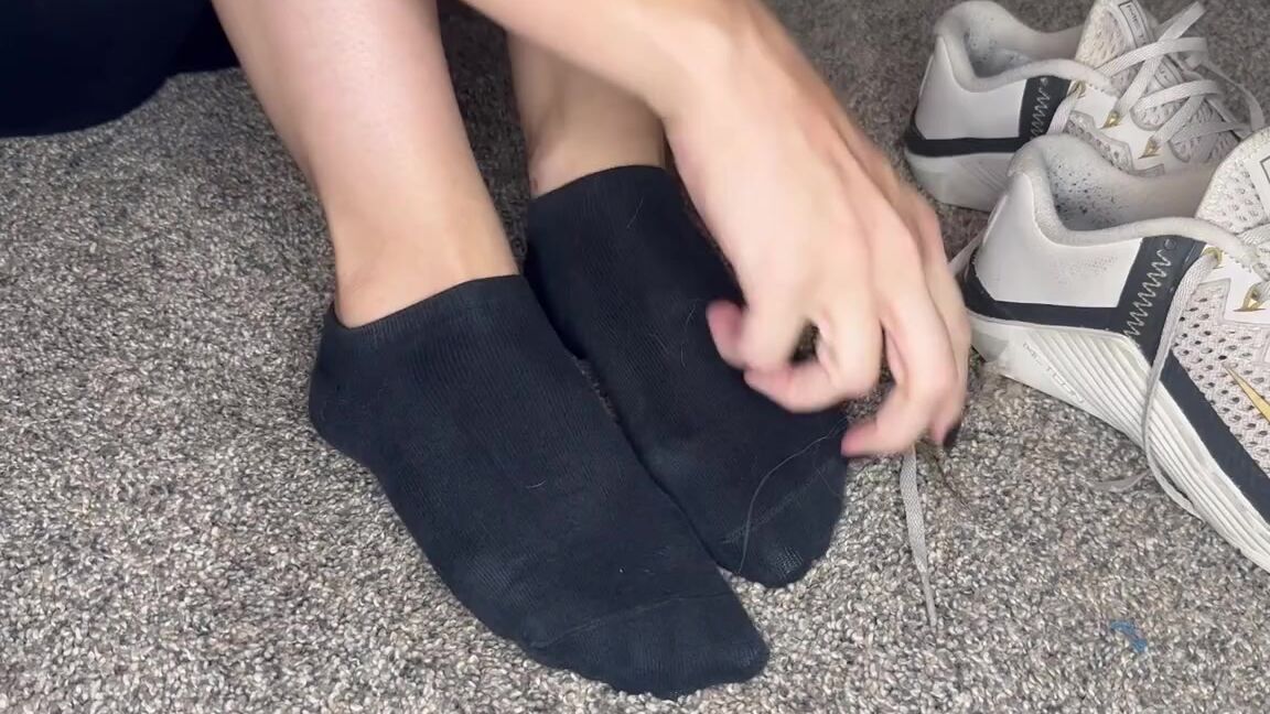 Averywithtoes Nicknamed Averywithtoes Onlyfans I Think These Socks Are Done Taking Off Hole Covered Sweaty Gym Socks Shoes Used Socks 1