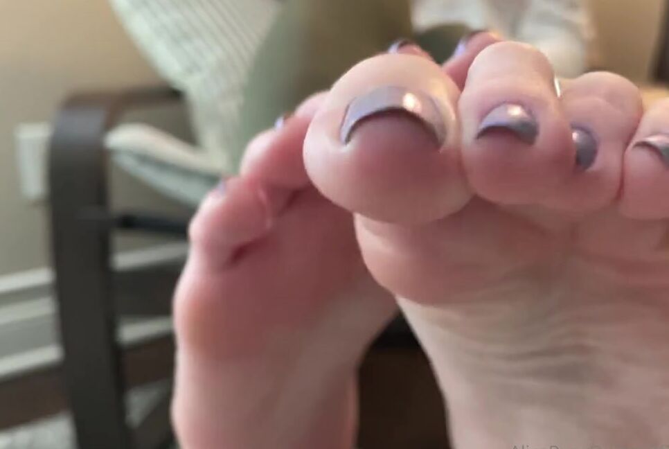 Alice Rose Nicknamed Alicerosequeenoftoes 05 03 2023 Onlyfans Video I Invited You Over For Some Coffee And You Cant Stop Staring At My Wiggling Toes