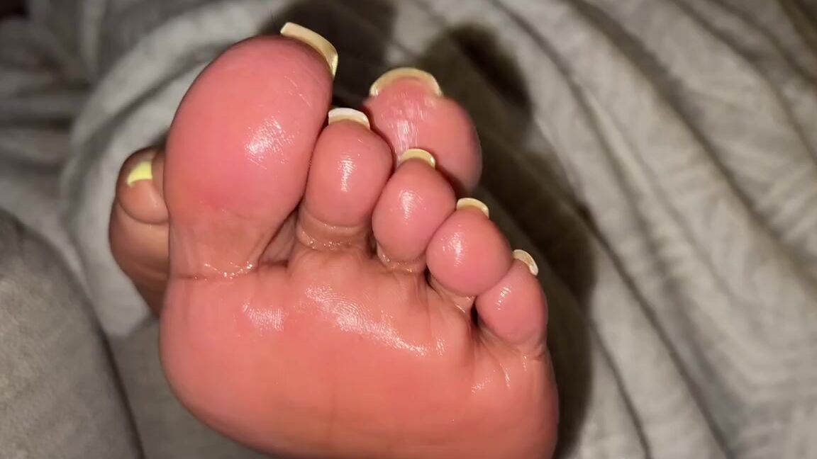 Aminah Feetz Nicknamed Aminahfeet Onlyfans Watch Me Flex These Glistening Oily Soles And Toes Tell Me What You Would Do To