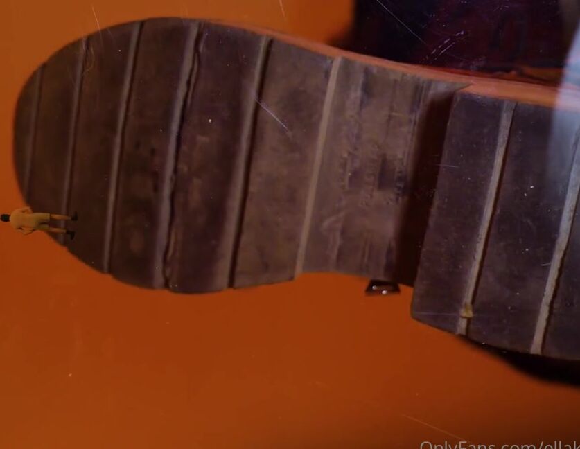 Giantess Ella Nicknamed Giantessella 10 10 2022 Onlyfans Video Story He Shrunk Himself Down To A Really Small Size And Gave Me All His Money Oxd