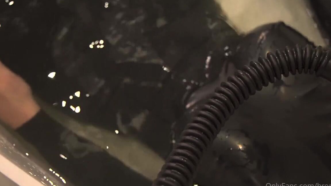 Anna Bronnica Nicknamed Bronnica 03 26 2024 Onlyfans Video Sensual Bath Experience Black Latex Catsuit And Gas Mask Delight