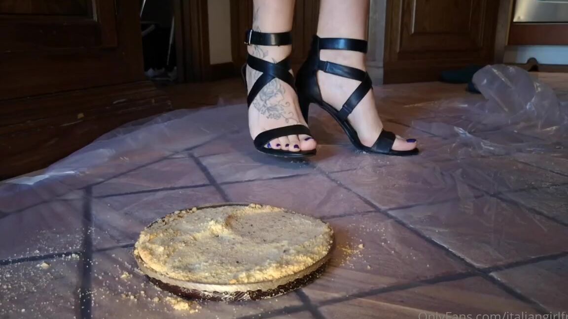 Italian Girlfriend Nicknamed Italiangirlfriend 07 24 2022 Onlyfans Video Cake Crush In High Heel