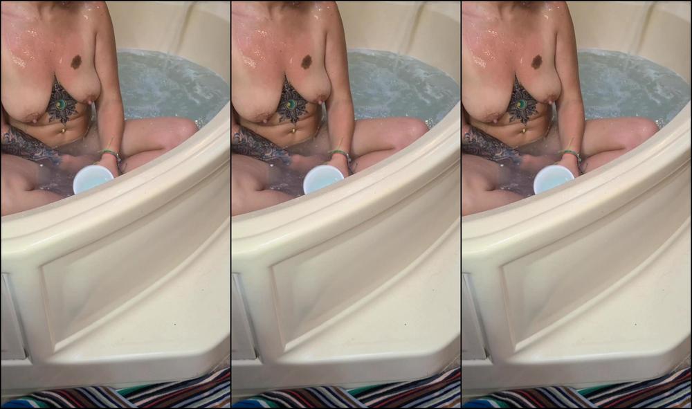 "KittyUV" amateur, ass, bathtubfetish, pee, wetandmessy peed in the bath manyvids