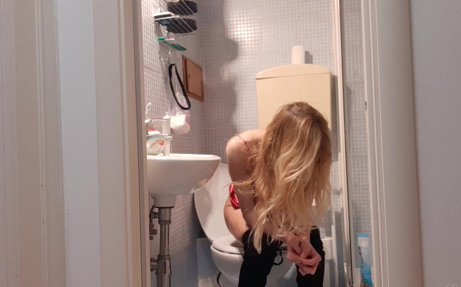 "Blondesugar93" 18and19yrsold, blonde, femaledesperation, pee, toiletfetish Rushing to the toilet manyvids
