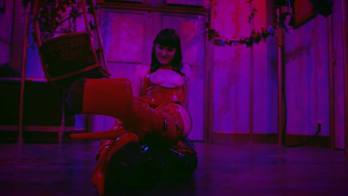 Vivienne Lamour Mummified Worship Under My Boots Manyvids