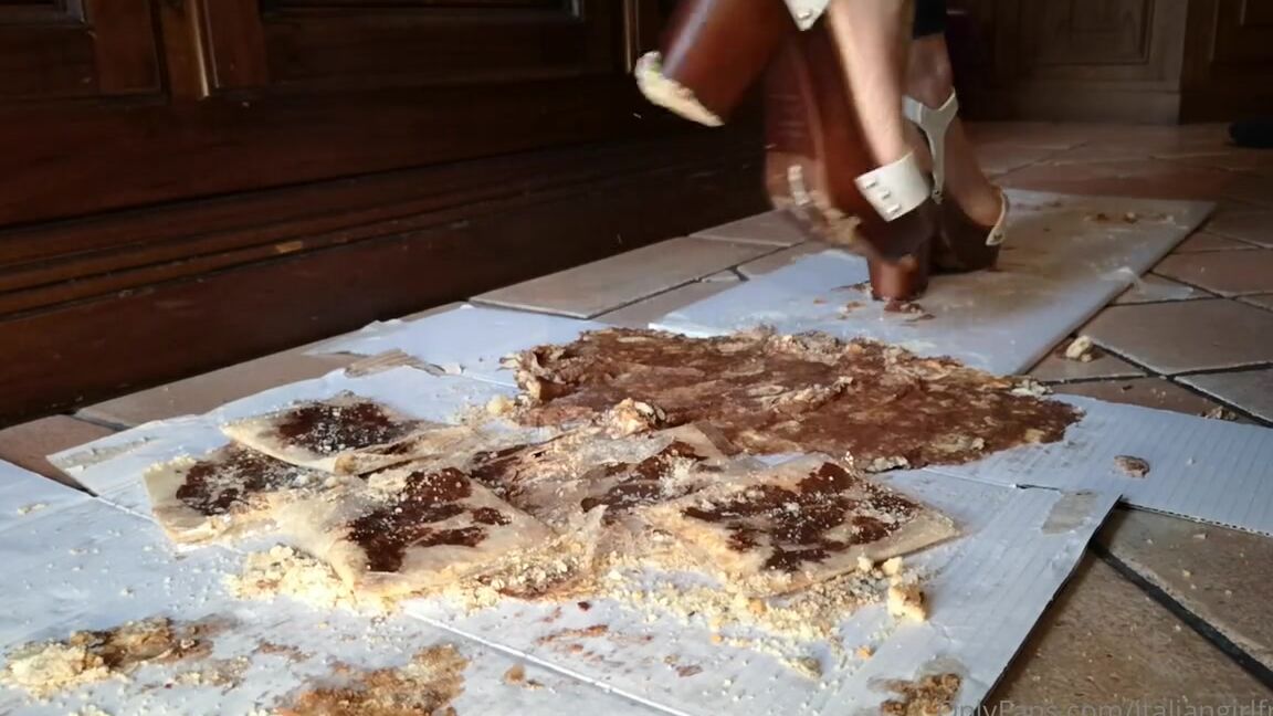 Italian Girlfriend Nicknamed Italiangirlfriend 07 13 2022 Onlyfans Video Walkover Mixed Food In Platform Clogs