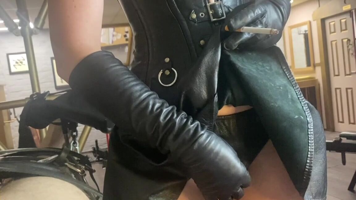 Vivienne Lamour My Personal Ashtray Manyvids