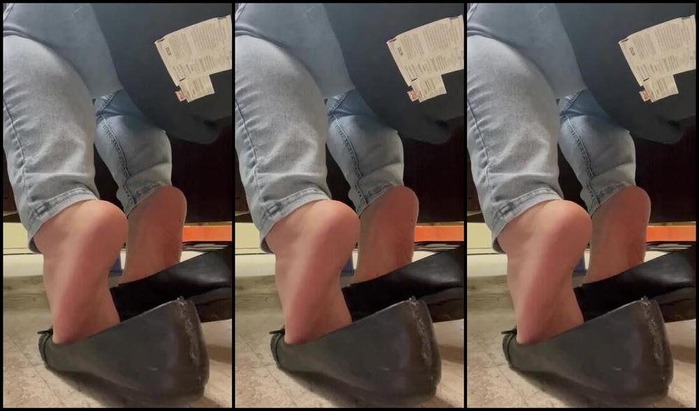 Fattyfeet420 Nicknamed Fattyfeet420 03 30 2024 Onlyfans Video Black Flats And Jean Leggings From Behind