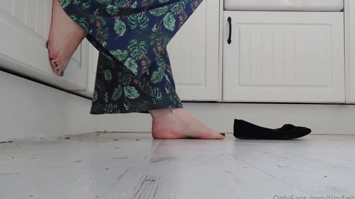 Tinyfairyfeet Nicknamed Tinyfairyfeet 08 24 2023 Onlyfans Video Just Let Me Ignore You While I Do My Chores