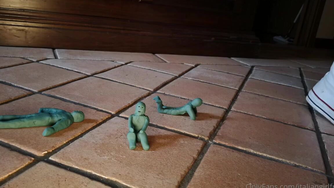 Italian Girlfriend Nicknamed Italiangirlfriend 07 24 2022 Onlyfans Video Tiny Claymans Trampled With Converse