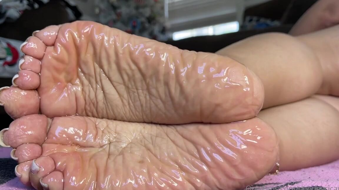 Deedee Nicknamed Deedeericanfeet 12 10 2024 Onlyfans Video As Requested In Wide Angle View Very Oily Soles