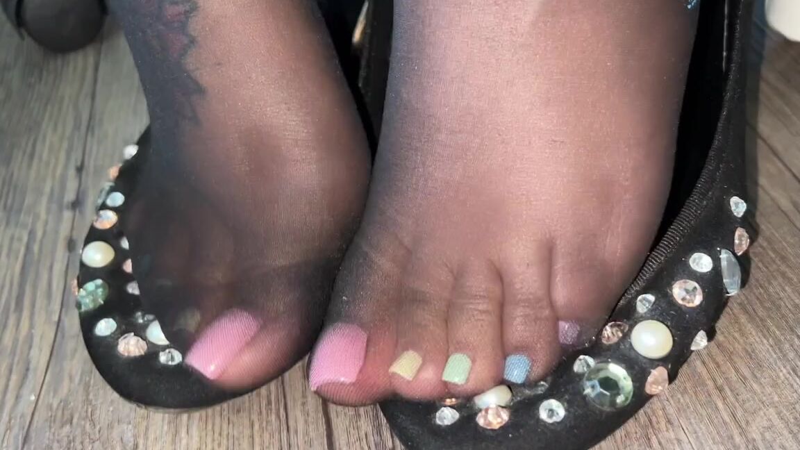 Aminah Feetz Nicknamed Aminahfeet Onlyfans Nylon Soles Amp Toes From Back When I Had My Multicolor Easter Toes