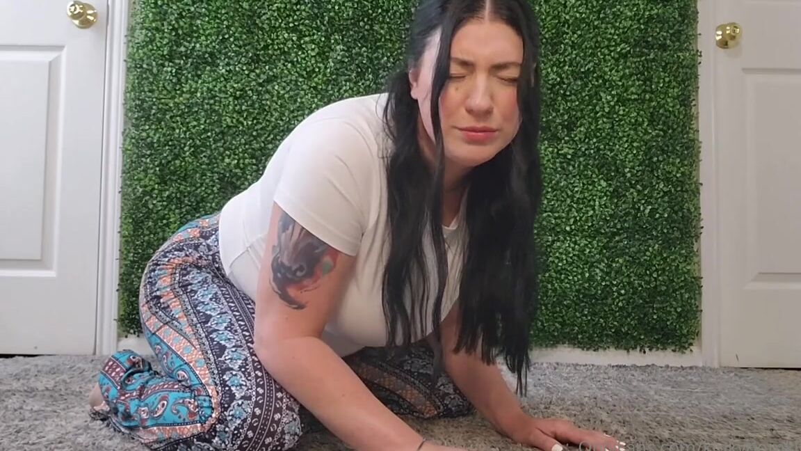 Giantessjulia Nicknamed Kinkydomkitty91 05 01 2025 Onlyfans Video Non Giantess Gfe Letting Out My Farts On Baes Face Before Dress Shopping