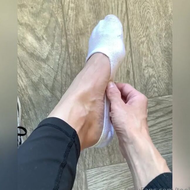 Toe Luxx Nicknamed Toeluxx 09 07 2020 Onlyfans Video Socks Removal After My Walk