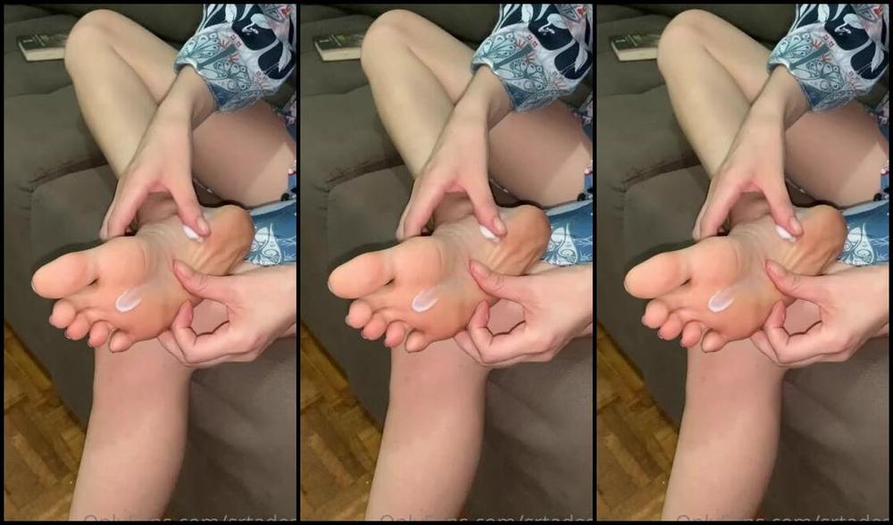 Srta Dess Nicknamed Srtadess 04 28 2021 Onlyfans Video Hora De Hidratar Os Pezinhos Time For My Self Care