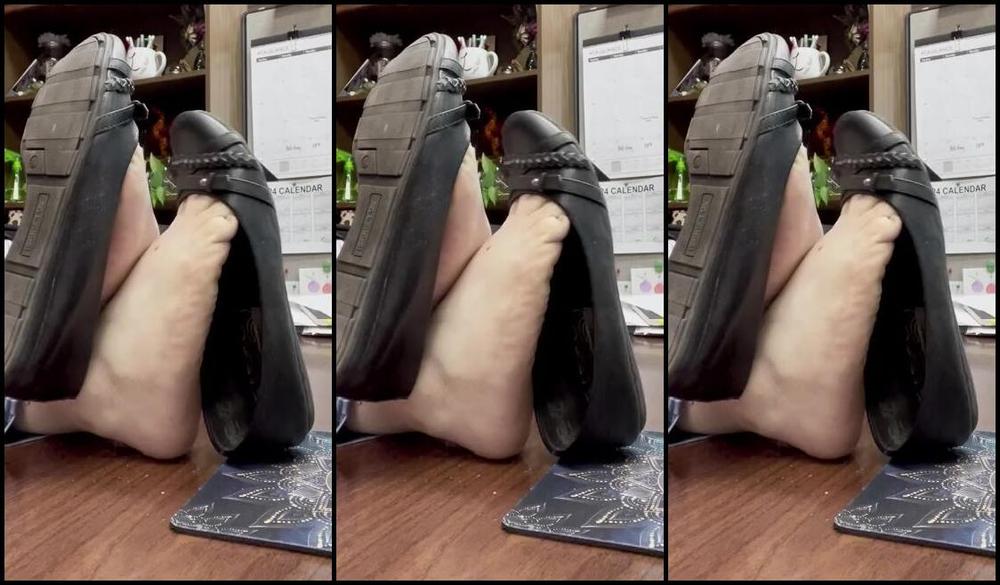 Fattyfeet420 Nicknamed Fattyfeet420 12 29 2023 Onlyfans Video Sneaking In Some Stinky Sweaty Flat Shoeplay At Work