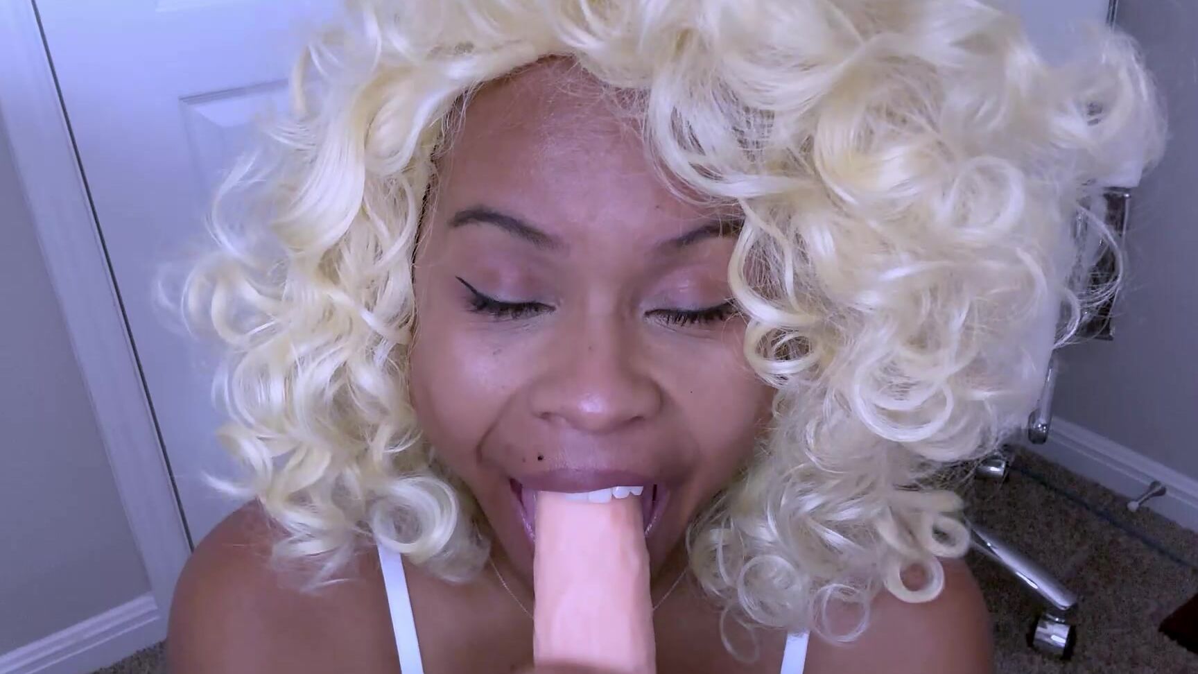 "Sweetbabyvixxi" bimbo, blonde, dildo sucking, ebony, facials Desperate Blond Bimbo Secretary manyvids