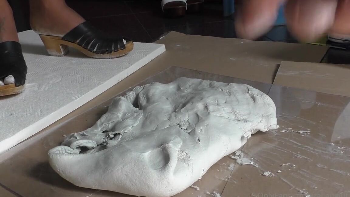 Italian Girlfriend Nicknamed Italiangirlfriend 07 19 2022 Onlyfans Video Modeling Clay Cant Stand A Chance Against My Feet And My Wooden Clogs 59Jm