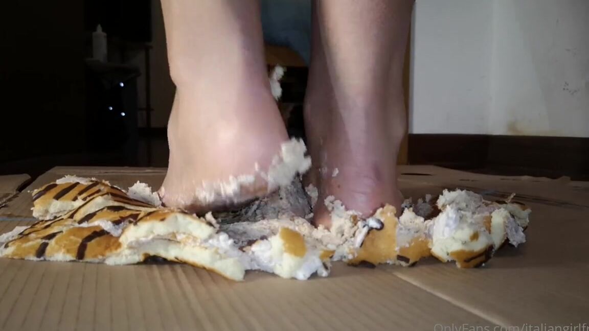 Italian Girlfriend Nicknamed Italiangirlfriend 07 22 2022 Onlyfans Video Old Clip Poor Cake And Apple