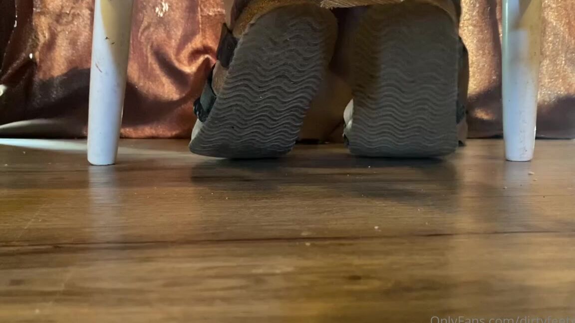 Findomfeetgirl Nicknamed Dirtyfeetgirl92 10 28 2021 Onlyfans Video 2 Minute Dirty Sandal Shoe Play