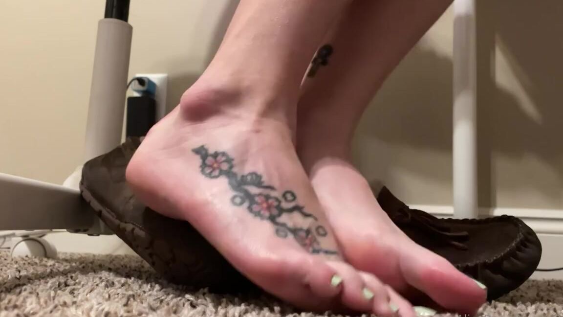 Alice Rose Nicknamed Alicerosequeenoftoes 04 11 2023 Onlyfans Video Im Acting Like I Dont Notice You Staring At My Feet While Im Doing My Homework