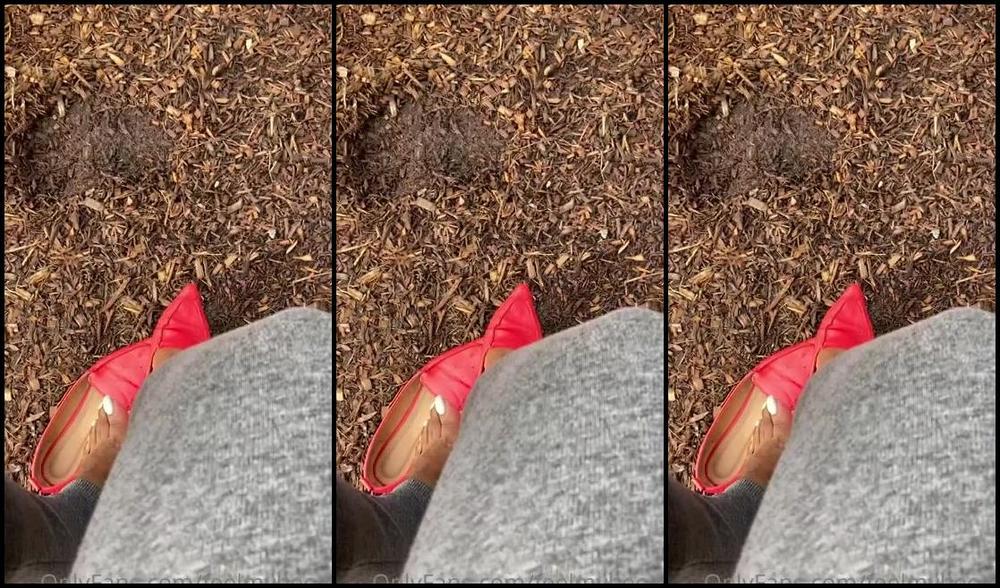 Goddess Smokey Nicknamed Goddesssmokeyyy Onlyfans Getting Feet Dirty At The Playground