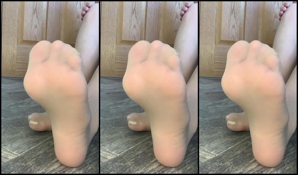 Toe Luxx Nicknamed Toeluxx 08 17 2020 Onlyfans Video Thigh Highs And White Toes Had To Pull The Stalkings Down Just To Get A Picture