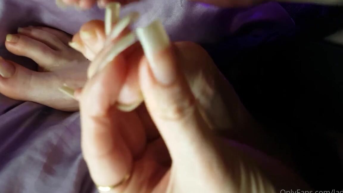 Lady Left Nicknamed Ladyleft 01 15 2021 Onlyfans Video A Little Hands Only Pillow Scratching And For Hand Nail Amp Foot Fans A Photo Set 09Hb